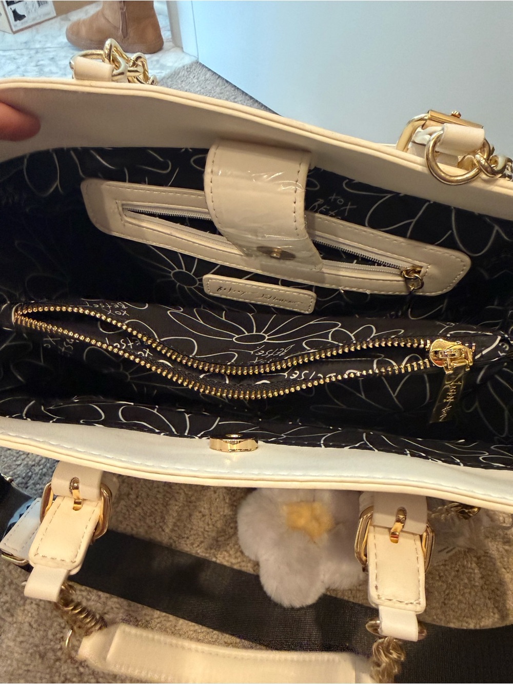 NWT Betsy Johnson Daisy Floral Tote Bag - Picture 2 of 6